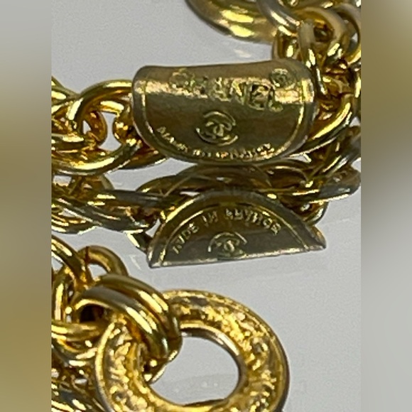 CHANEL Gold Engraved 'CC' Chain Chocker With The Box - Picture 10 of 11